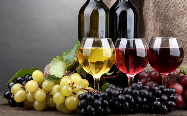 Крымское вино как сувенир из отдыха в Алупке